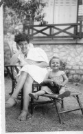 Photographie Vintage Photo Snapshot Chaise Longue Tranasat Mère Enfant - Anonymous Persons