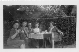 Photographie Vintage Photo Snapshot Houilles Apéritif Jardin Groupe - Personnes Anonymes