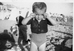 Photographie Vintage Photo Snapshot Enfant Bébé Child Drôle Gag Funny - Anonieme Personen