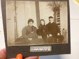 Photo  Snapshot 1920  71-BOURDON-LANCY Fille, Au Milieu De Son Grand-père Et De Sa Grand-mère, Grand-mère, Très Forte - Anonieme Personen