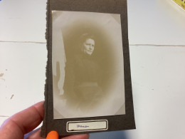 Photo  Snapshot 1920  71-BOURDON-LANCY Photo De Maman Devant La Porte De La Cuisine En Tablier Femme - Personnes Anonymes