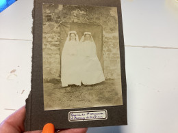 Photo  Snapshot 1910   71-BOURDON-LANCY Deux Enfants Filles En Habit De Communion, L’une Contre L’autre, Habillée, Parei - Personnes Anonymes