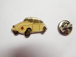 Beau Pin's , Auto VW Volkswagen Coccinelle , Blanche Sur Fond Argent Alvéolé , Phares Jaunes ,  Dimensions : 15X25 Mm - Volkswagen