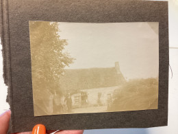 Photo  Snapshot 1910   71-BOURDON-LANCY Devant Sa Maison, Avec Matériel Agricole, Chapeau Sur La Tête - Anonieme Personen