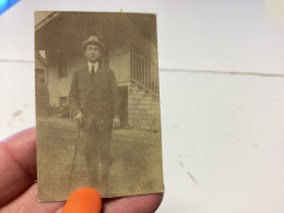 Photo  Snapshot 1910   71-BOURDON-LANCY Petite Photo Homme Devant Sa Maison, Avec Une Canne à La Main - Anonymous Persons