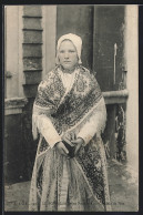 CPA Le Portel, Junge Frau In Traditioneller Tracht Avec Kopfbedeckung Et Buch  - Unclassified