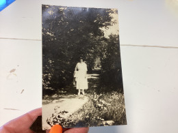 Photo  Snapshot 1910   71-BOURDON-LANCY Femme Sur Un Chemin En Robe Et Chapeau Au Milieu Milieu D’arbre, Arbre En Train - Anonieme Personen
