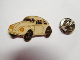 Beau Pin's , Auto VW Volkswagen Coccinelle , Blanche Sur Fond Argent Quadrillé , Ailes Noires , Dimensions : 15X25 Mm - Volkswagen