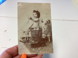 Photo  Snapshot 1900 BOURDON-LANCY Petite Fille, En Maillot De Bain, Debout Dans Une Poubelle En Osier Jouet Chèvre Voit - Anonieme Personen
