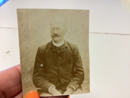 Photo  Snapshot 1900 BOURDON-LANCY Photo, Noir Et Blanc, Homme Militaire, Assis Avec Belle Moustache, Portrait, Homme - Anonymous Persons