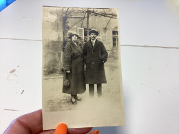 Photo  Snapshot 1900 BOURDON-LANCY Portrait Homme, Femme Avec Manteau Chapeau Sur Sur La Route Sur Un Chemin Devant Mais - Anonieme Personen