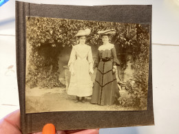 Photo  Snapshot 1900 BOURDON-LANCY Portrait De Deux Belles Femmes, Jeunes Filles, Avec Belles Robes, Grand Chapeau Devan - Anonieme Personen