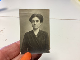 Photo  Snapshot 1900 BOURDON-LANCY Portrait De Femme, Habillé En Noir Broche Sur Sa Robe - Anonymous Persons