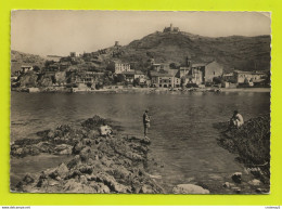 66 COLLIOURE N°1388 La Baie Le Fort St Elme Auberge De La Balette Pêcheurs à La Ligne VOIR DOS Et Flamme En 1957 - Collioure