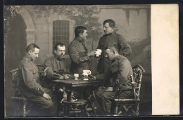 AK Soldaten In Uniform Beim Kartenspiel Am Tisch  - Cartes à Jouer