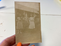 Photo  Snapshot 1900 BOURDON-LANCY 2 Jeune Fille Enfants, Qui Jouent Dans Le Jardin, Bien Habillé, Bois à La Main, Main - Personnes Anonymes