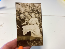Photo  Snapshot 1900 BOURDON-LANCY Femme, Assise, œuf à La Main Fille, Qui La Regarde De Profil, A L’air Surprise - Personnes Anonymes