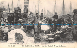 R103899 Boulogne Sur Mer. Sur Les Quais Le Triage Du Poisson. E. Dejonghe. Imp. - Monde