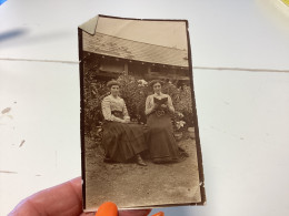 Photo  Snapshot 1900 BOURDON-LANCY Belle Femme, Jeune Fille, Assise, Belle Robe En Train De Lire Un Livre Dans Le Jardin - Anonieme Personen