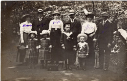 Carte Photo D'une Famille élégante Posant Dans Leurs Jardin Vers 1910 - Persone Anonimi
