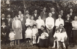 Carte Photo D'une Famille élégante Posant Dans Leurs Jardin En 1927 - Persone Anonimi