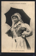 CPA Les Sables-D`Olonne, Femme En Costume Typique Avec Schirm  - Zonder Classificatie