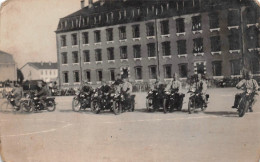 REMIREMONT  -  Carte-Photo Militaire D'un Groupe De Motards Sur Leurs Motos  -  Caserne, Parade - Remiremont