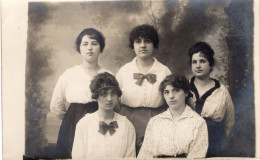 Carte Photo D'une Femme élégante Avec Quatre Jeune Filles élégante Posant Dans Un Studio Photo Vers 1920 - Personnes Anonymes