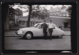 Jolie Photographie De Planche Contact De Deux Hommes Adossés à Une Belle Citroën DS, Contact Print, Automobile 6,5x9,5cm - Automobiles