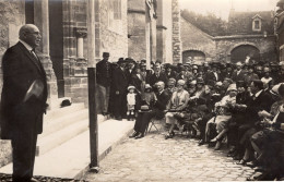 Carte Photo D'un Homme Faisant Un Discours Devant Le Public Devant Une église Vers 1920 - Persone Anonimi