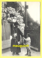 REPRO / 75 PARIS 1900 / PETITS MÉTIERS / LE MARCHAND DE MOULINETS À VENT ET SON PETIT CLIENT - Artesanos De Páris