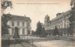 BOURGES : LA CATHEDRALE ET L'HOTEL DE VILLE - Bourges