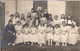 Carte Photo D'une Classe De Jeune Fille Avec Leurs Deux Maitresse Déguisé Posant Dans La Cour De Leurs école - Personnes Anonymes