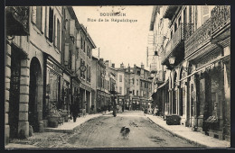 CPA Bourgoin, Rue De La République, Vue De La Rue  - Bourgoin
