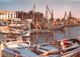Photo Cpsm Cpm 83 HYERES LES PAMIERS. Le Port Des Salins Avec Bateaux De Pêche1981 - Hyeres