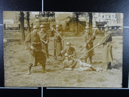 Carte Photo Militaires Figurant Une Arrestation (écrite Par Lucien Marciat De Froidchapelle) - Personajes