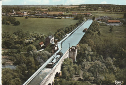 Péniches à Le Guétin (18 - Cher) Le Pont Canal - Péniches