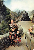 ROYAUME UNI - Ecosse - Argyllshire - A Piper In Glencoe - Carte Postale - Argyllshire