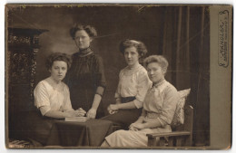 Fotografie R. Mandler, Bernburg A. S., Karlsplatz 31, Käthe, Liesel Schöttge, Agnes Und Mimi In Eleganten Kleidern  - Personas Anónimos