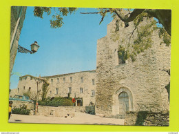 83 LE CASTELLET N°10225 L'Eglise Et Le Château Enfant Et Renault R8 à Gauche VOIR DOS - Le Castellet