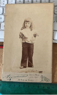 REAL PHOTO CABINET 1895 Jolie Portrait Une Petite Fille A. COURRIER PARIS - Antiche (ante 1900)