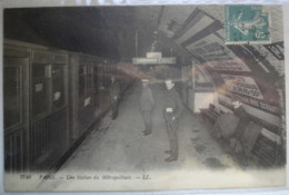 PARIS METRO STATION DE PASTEUR BEAU PLAN SUR LE QUAI ET RAME - Paris (15)