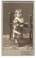 Fotografie Hugo Grün, Alsfeld, Schwabenröderstr., Kleines Kind Im Karierten Kleid  - Anonyme Personen