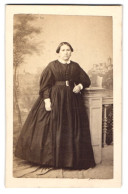 Fotografie L. Greiner, Bernburg, Dame Trägt Schwarzes Kleid Im Foto-Atelier  - Anonyme Personen