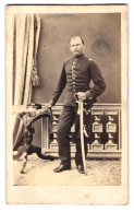 Fotografie Unbekannter Fotograf Und Ort, Offizier In Uniform Mit Säbel  - Guerre, Militaire