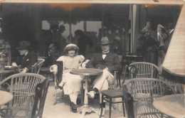 ¤¤  -  NICE   -  Carte-Photo D'un Couple à La Terrasse D'un Café En Mars 1920      -   ¤¤ - Cafés, Hôtels, Restaurants