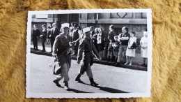 PHOTO AGFA NANCY 22 MAI 1966 DEFILE SOLDAT MILITAIRE TIRAILLEURS ?   FORMAT 7 PAR 10 CM - Anonymous Persons