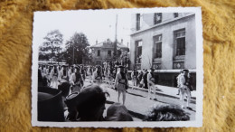 PHOTO AGFA NANCY 22 MAI 1966 DEFILE SOLDAT MILITAIRE EPOQUE FANFAN LA TULIPE   FORMAT 7 PAR 10 CM - Personnes Anonymes