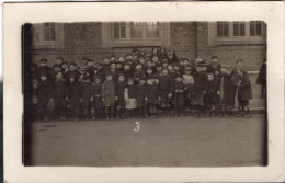 Carte Photo De Jeune Garcon A La Sortie De Leurs école Vers 1920 - Persone Anonimi