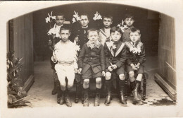 Carte Photo De Jeune Garcon élégant Posant Dans La Cour De Leurs Maison - Anonymous Persons